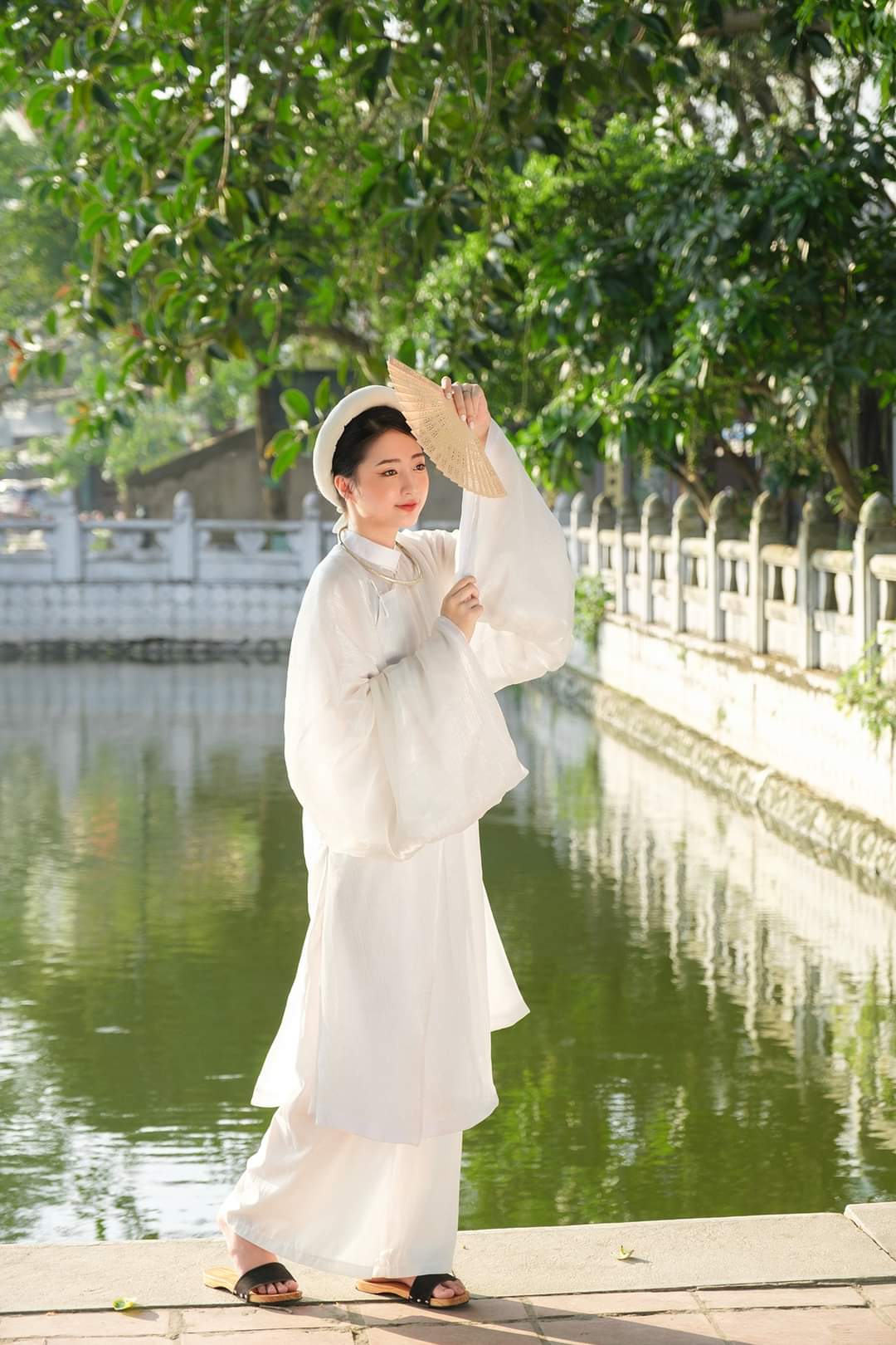 Vietnamese traditional clothes of woman