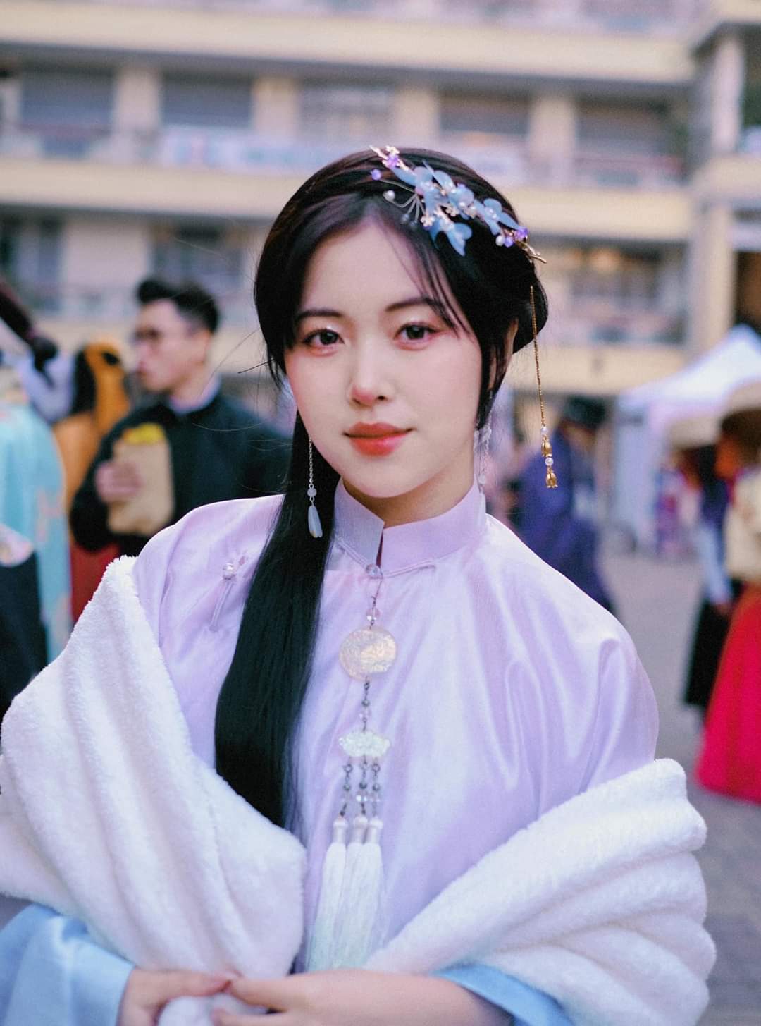 Hoang Thi Thu Tra with traditional clothes