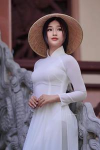 Naive ao dai