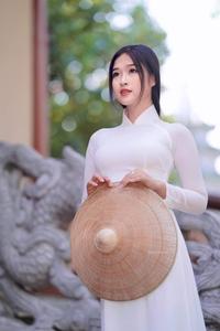 Naive ao dai