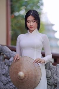 Naive ao dai