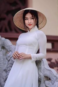 Naive ao dai