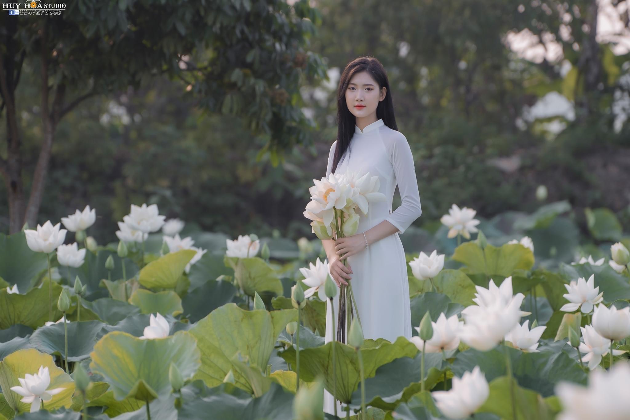 Aodai and white lotus