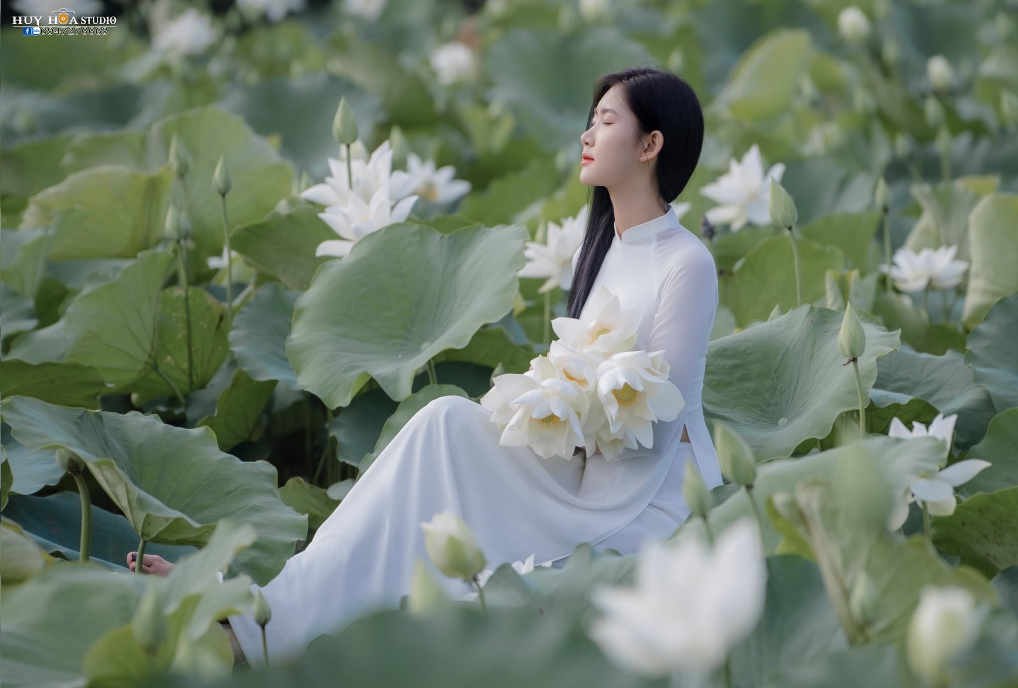 Aodai and white lotus