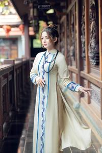 looking for peace with ao dai