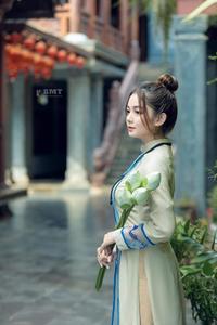 looking for peace with ao dai