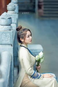 looking for peace with ao dai