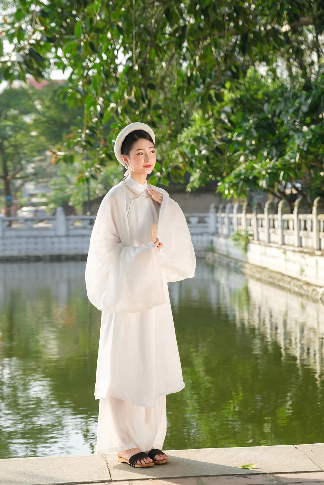 Vietnamese traditional clothes of woman